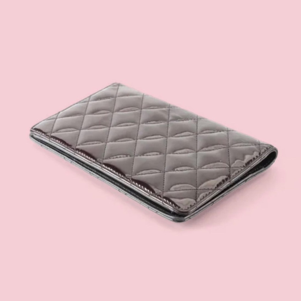 Chanel CC Yen Wallet in Quilted Patent Leather - Picture 5 of 12